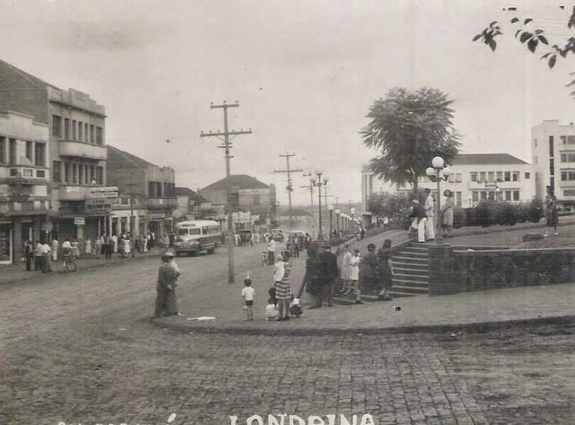 Um domingo na esquina da história