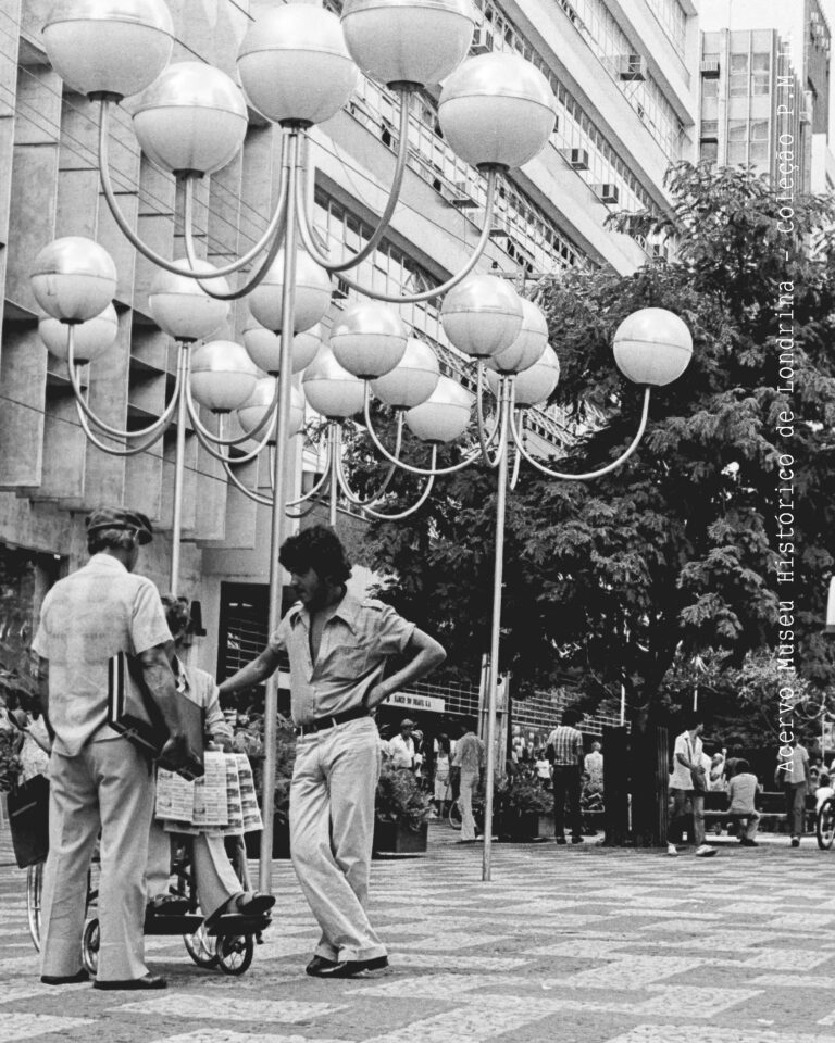 As luminárias em forma de araucária