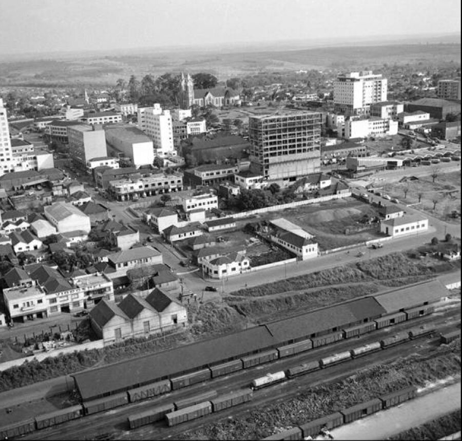 Trilhos embaixo, concreto subindo