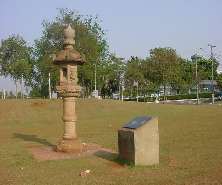 A lanterna japonesa de mais de 400 anos que chegou a Londrina