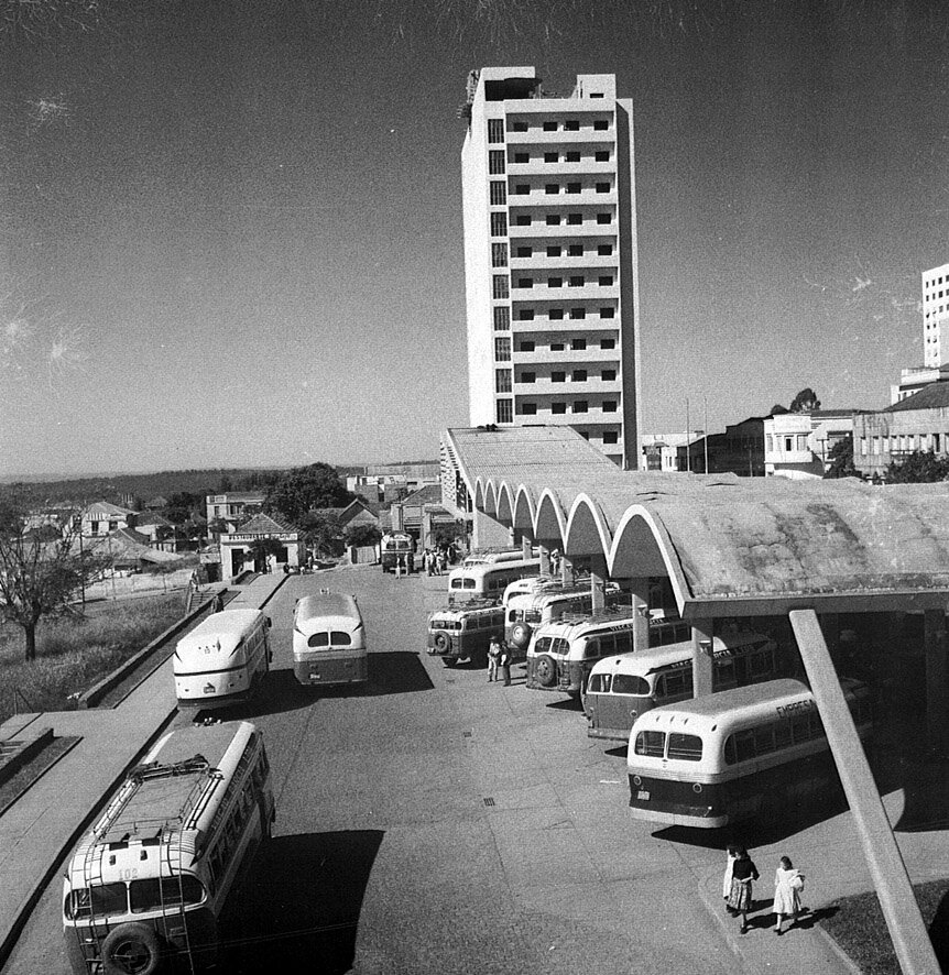 Rodoviária e horizonte aberto