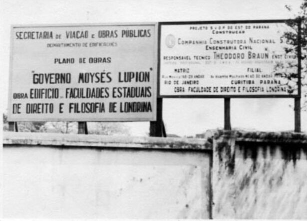 Placas que anunciam o prédio