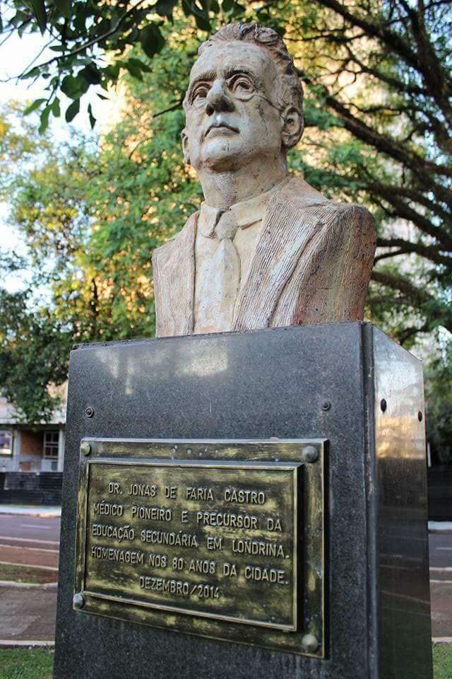 O esforço coletivo para recuperar o busto do doutor Jonas de Faria Castro
