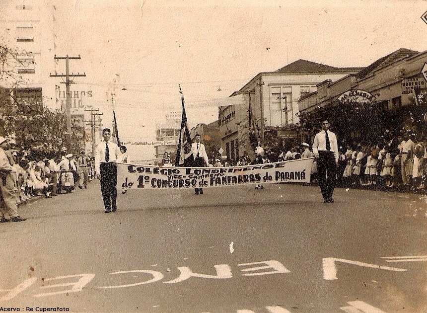 Um desfile no centro de Londrina