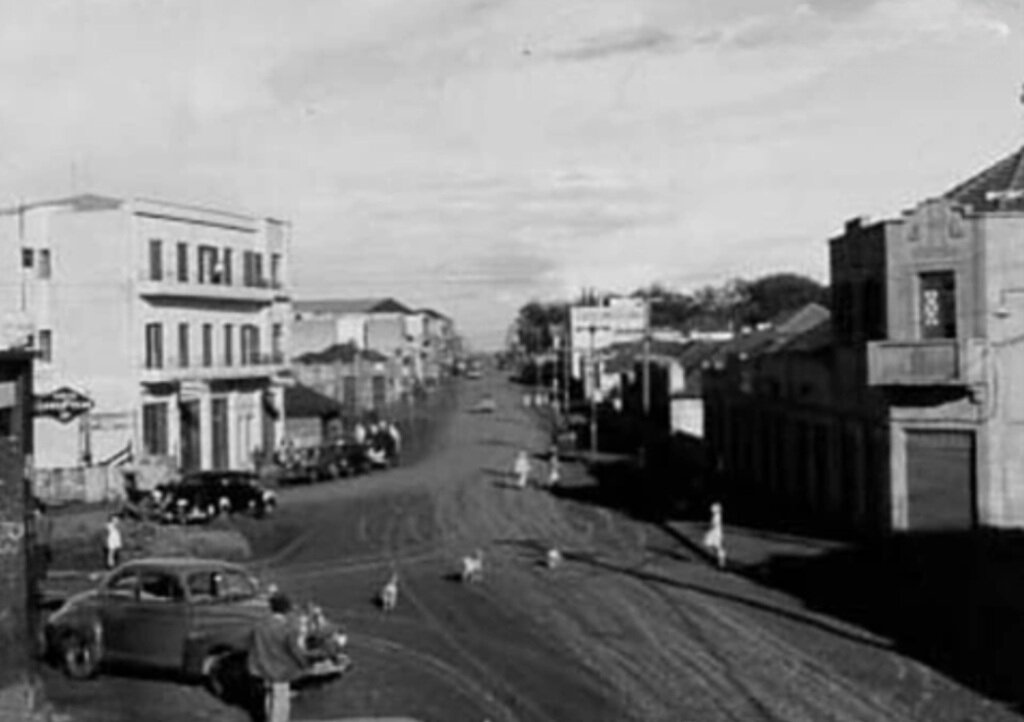 O chão de terra batida e as fachadas novas da avenida Paraná