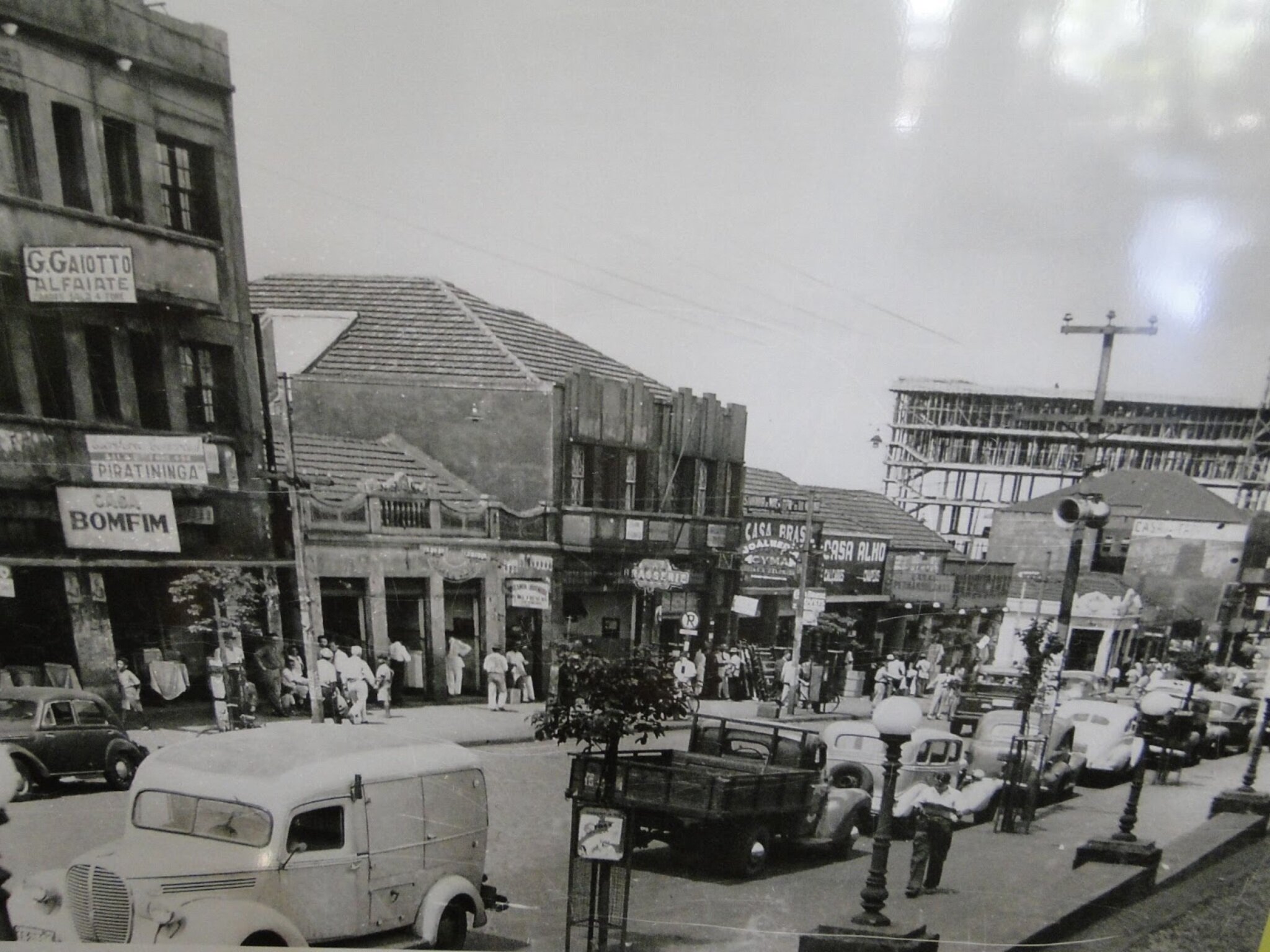 Placas, paralelepípedo e o Monções subindo