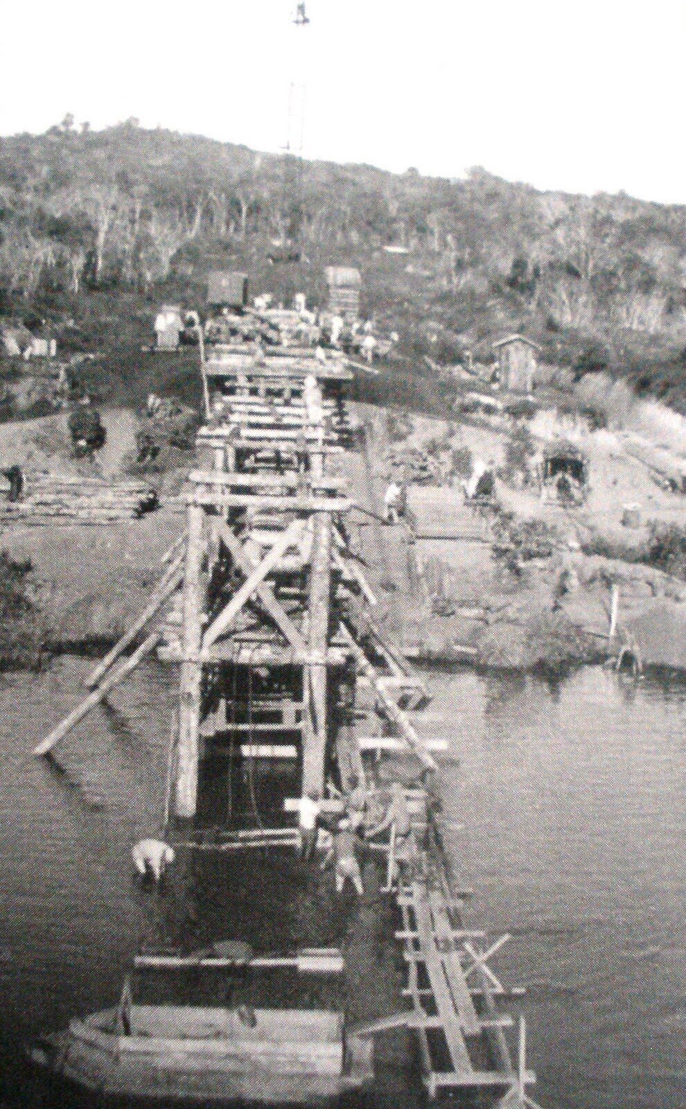 A construção da ponte sobre o rio Tibagi em 1933
