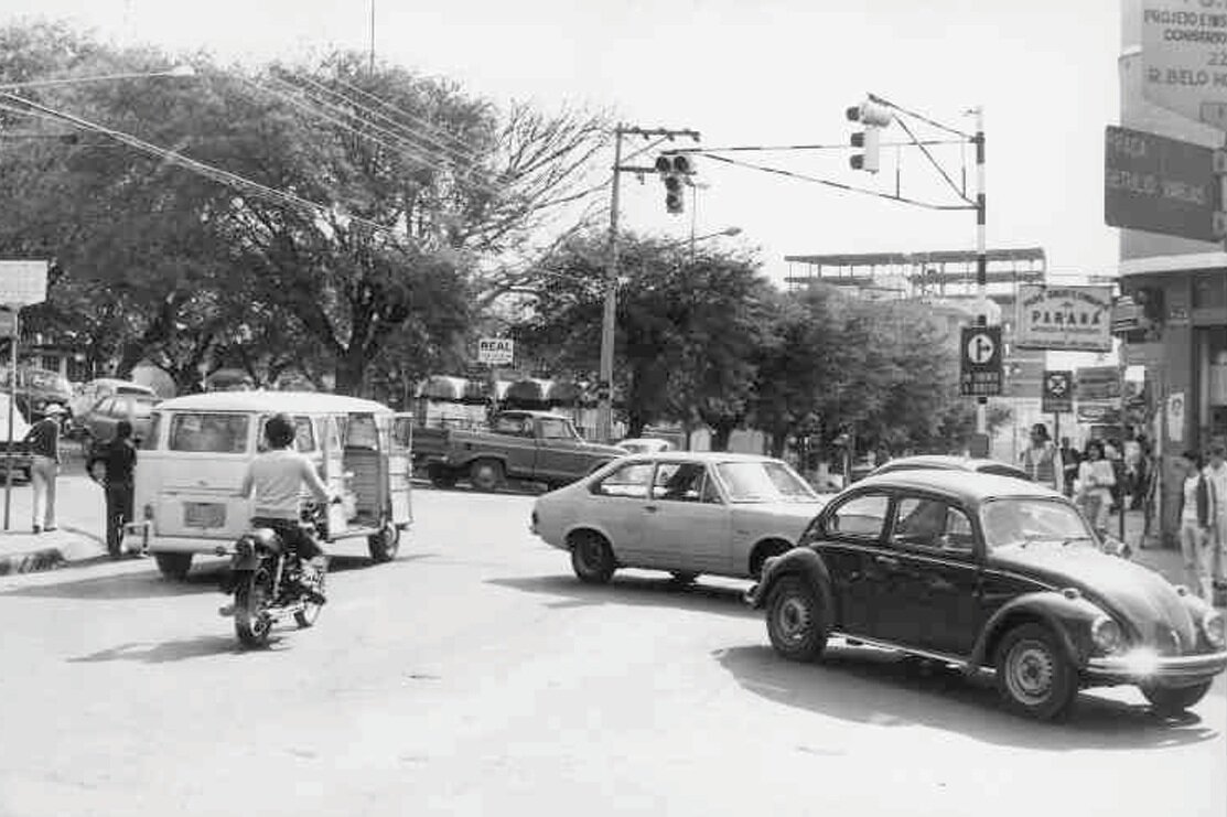 A movimentada esquina da rua Sergipe e Quintino Bocaiúva nos anos 1980