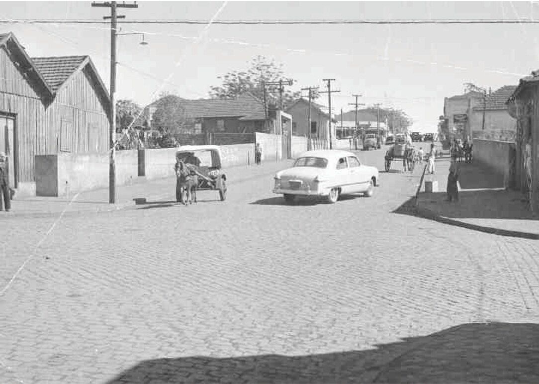 A rua Sergipe nos anos 1940: quando charretes e automóveis dividiam o mesmo chão