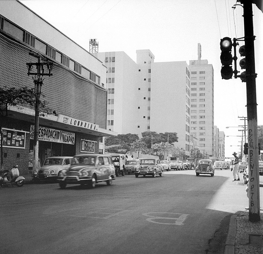 Antes do Calçadão, quando a avenida passava diante do cinema