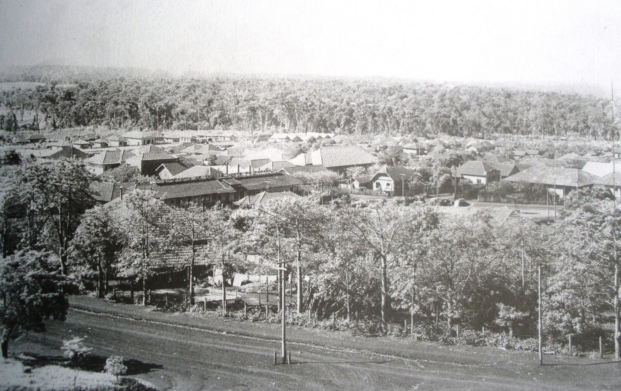 A Companhia no centro, a cidade ao redor