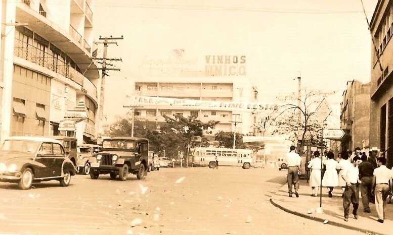 A praça no meio do fluxo