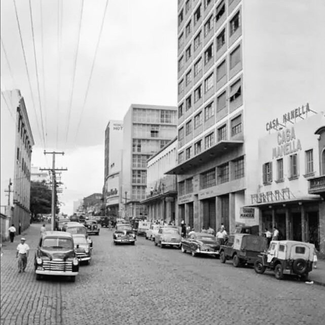 A rua Maranhão em tarde de movimento