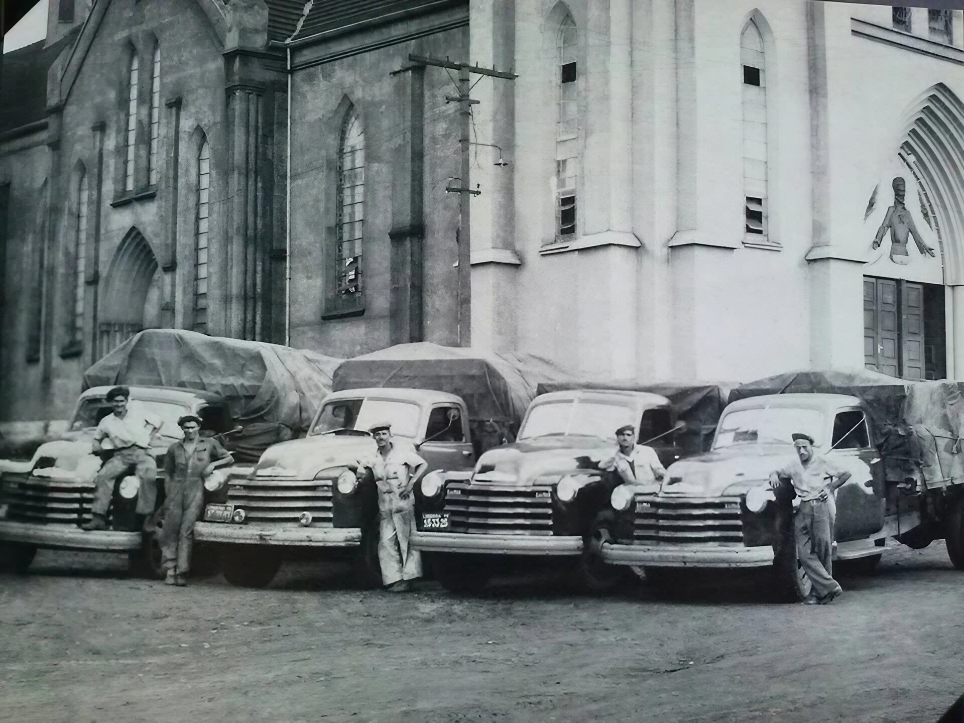 Quando os caminhões paravam ao lado da igreja matriz